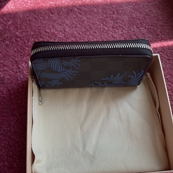 New LV men’s travel wallet - Picture 2 of 3
